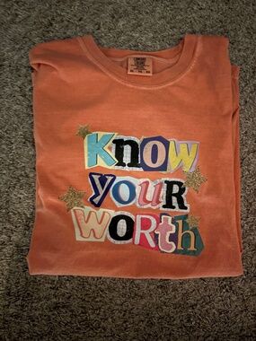 COMFORT Colors Graphic Tee